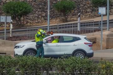  Encomiable servicio de auxilio de una patrulla de la Guardia Civil de Tráfico en Telde/Reportaje Antonio Rico.